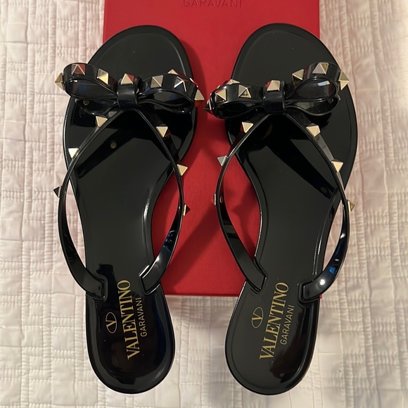 NWT- Valentino Rubber Rockstud flip flops